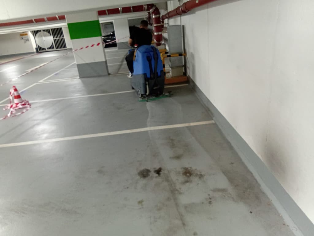 Maschinelle Tiefgaragenreinigung mit Aufsitz-Scheuersaugmaschine