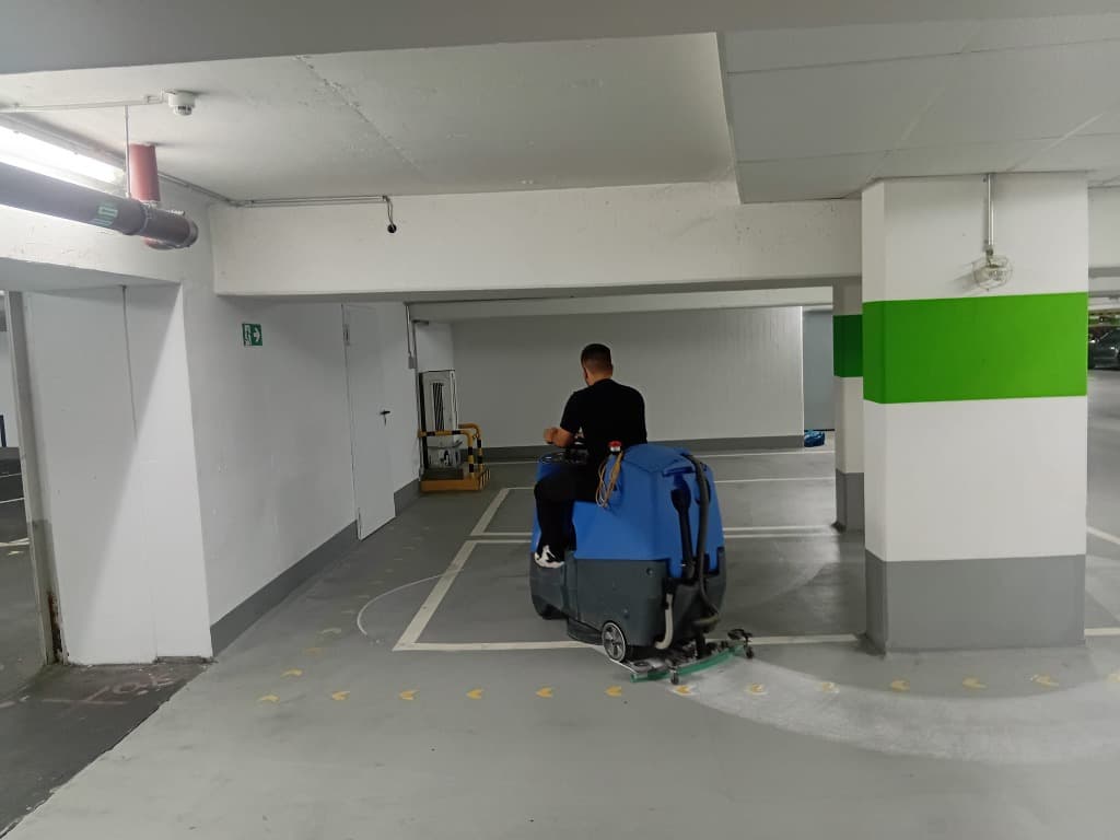 Professionelle Bodenreinigung im Parkhaus